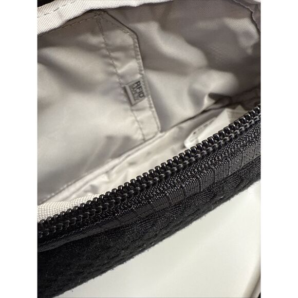 Pacsafe Vibe 150 Anti Theft Action Sling Pack  p60161 Black Cross Body - Picture 9 of 15
